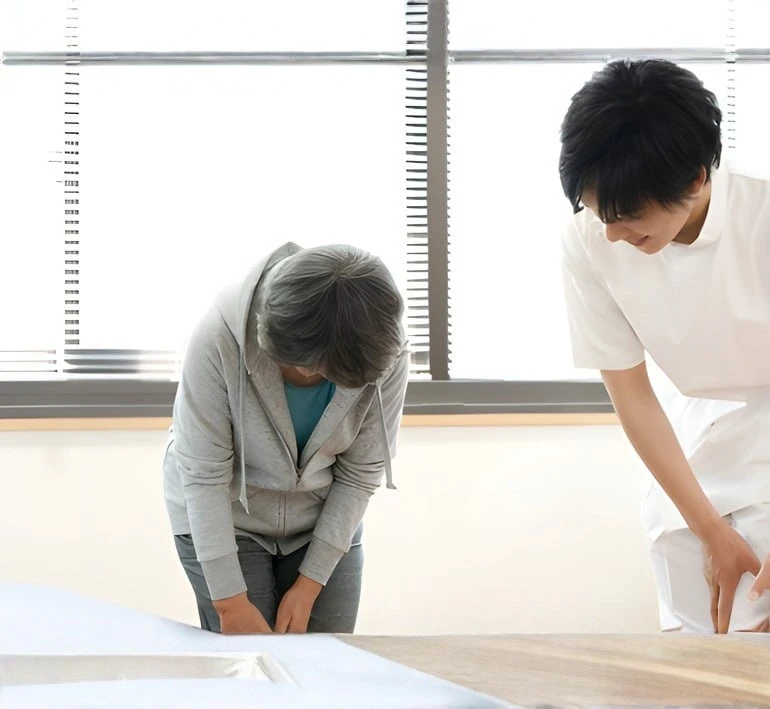 身体を動かす練習をそばで支える施術者